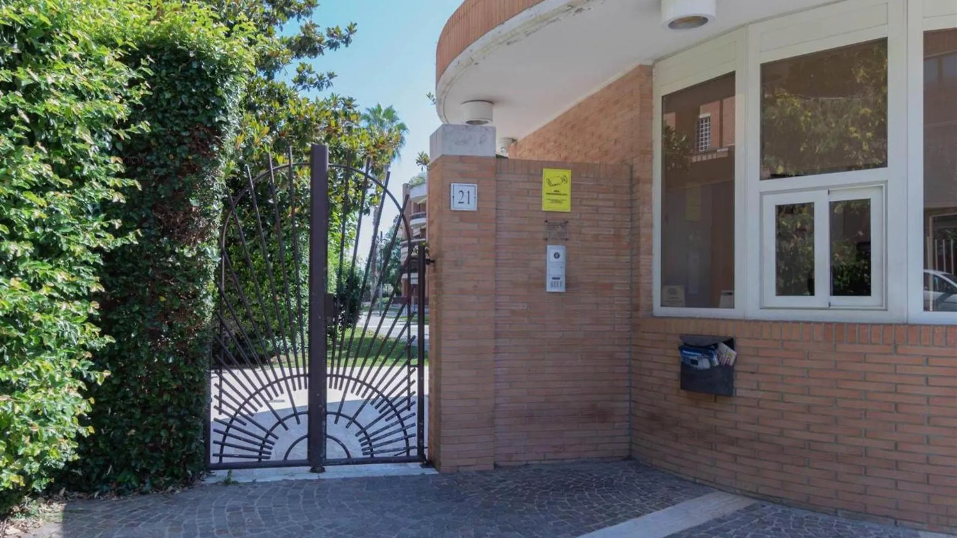 Beautiful 1-Bed Apartment In Roma Rome